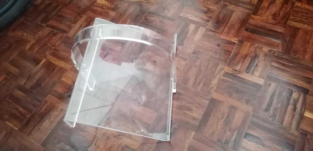 Pousa Revistas em acrílico transparente