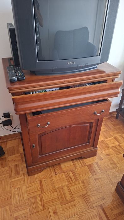 Móvel para TV em cerejeira