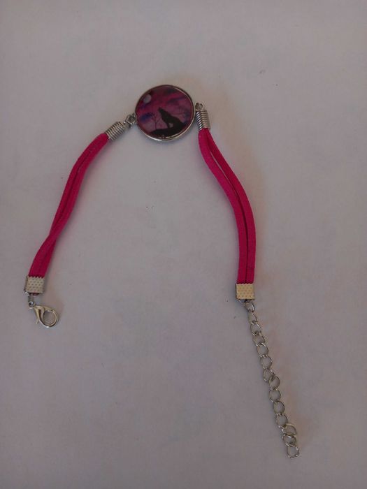 Pulseira lobo a uivar com lua cheia
