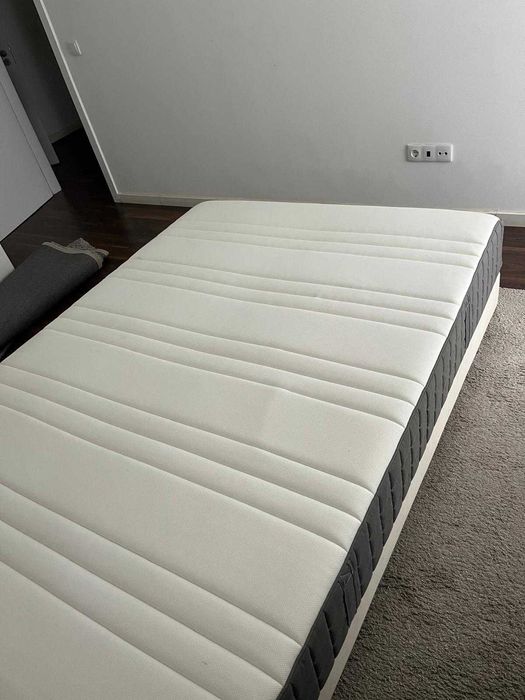 Cama de casal IKEA com cabeceira e colchão (140x200 cm)