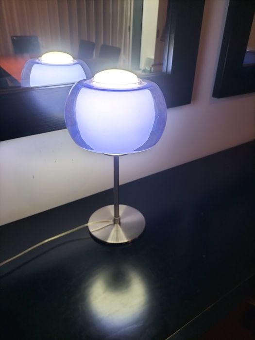 2 candeeiros de mesa com acessórios em azul,