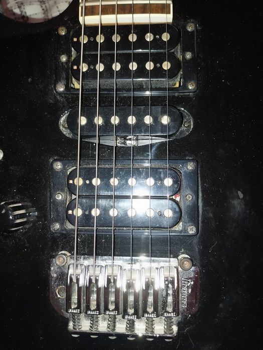 Ibanez Gio para canhoto (L) actualmente com as cordas montadas para direito.