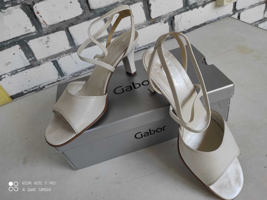 Босоножки молочные бежевые 39  размер 25 см