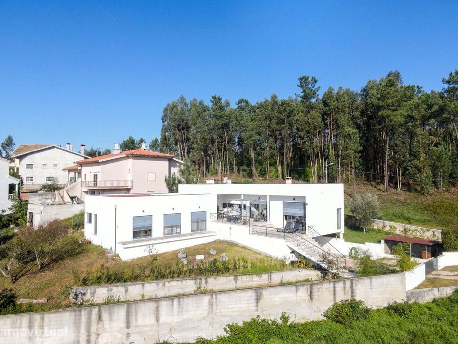 Moradia térrea T3+1 com linhas modernas,varandas,churrasco,jardim,gara