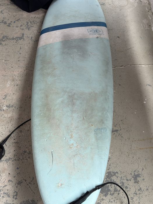 Prancha de surf + leash + wetsuit