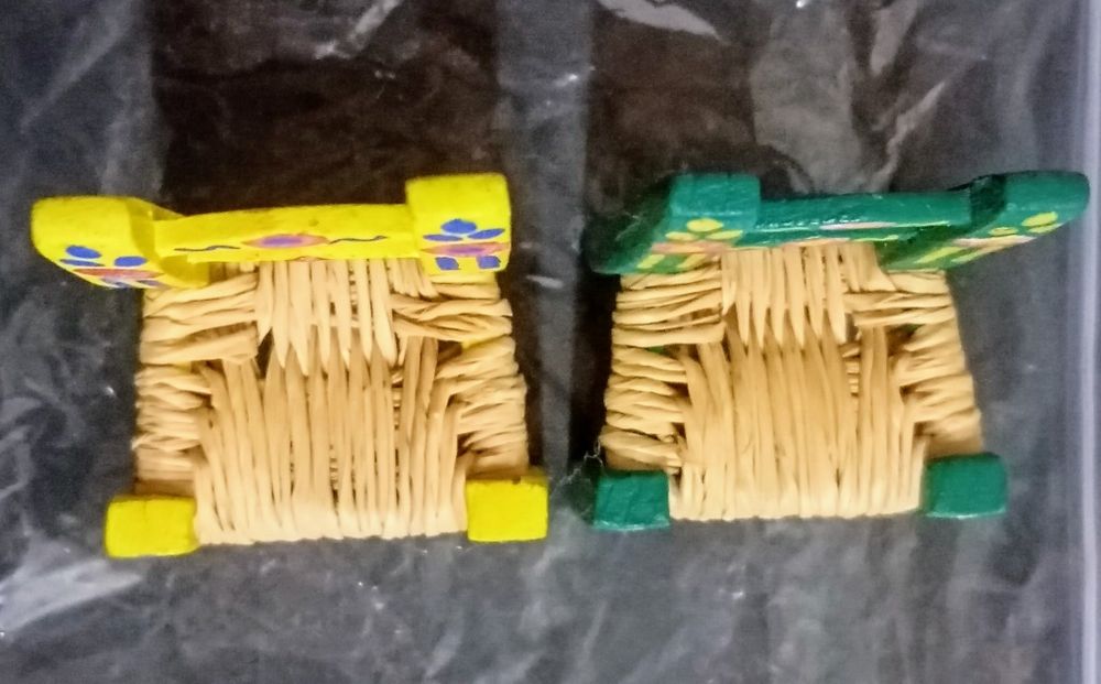 Duas cadeiras miniatura.