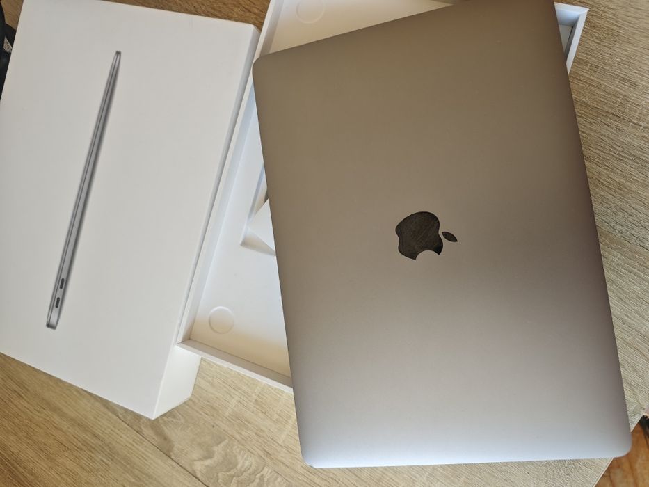 MacBook air m1 8/256gb