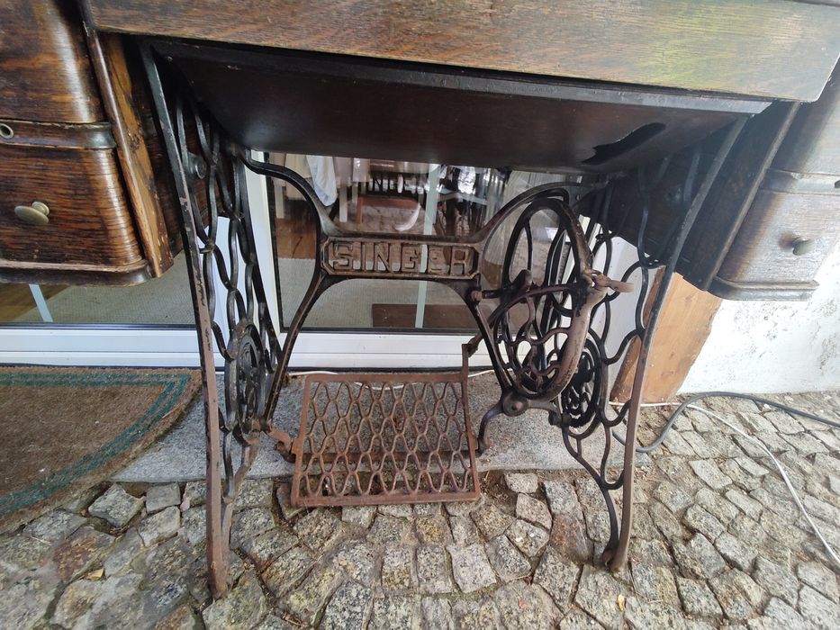 Maszyna Singer na stole