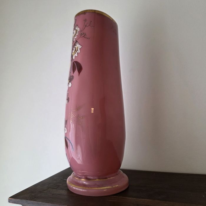Jarra em vidro opalino rosa