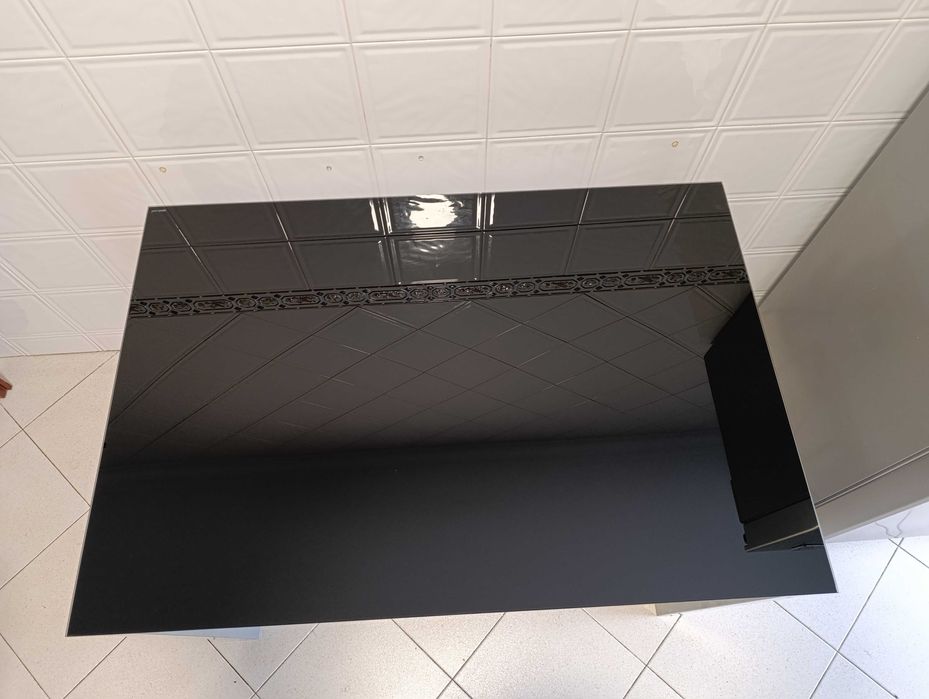 Mesa de cozinha ou sala com vidro preto + 2 cadeiras