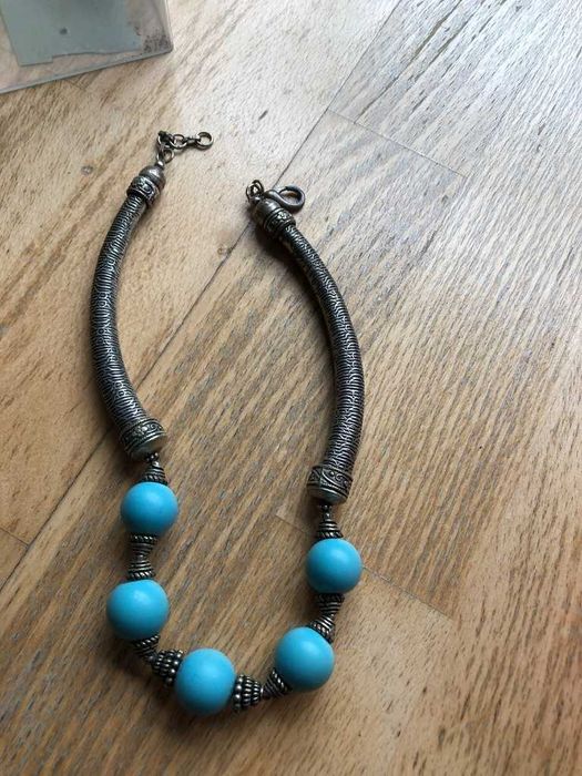 colar prateado com bolas azuis