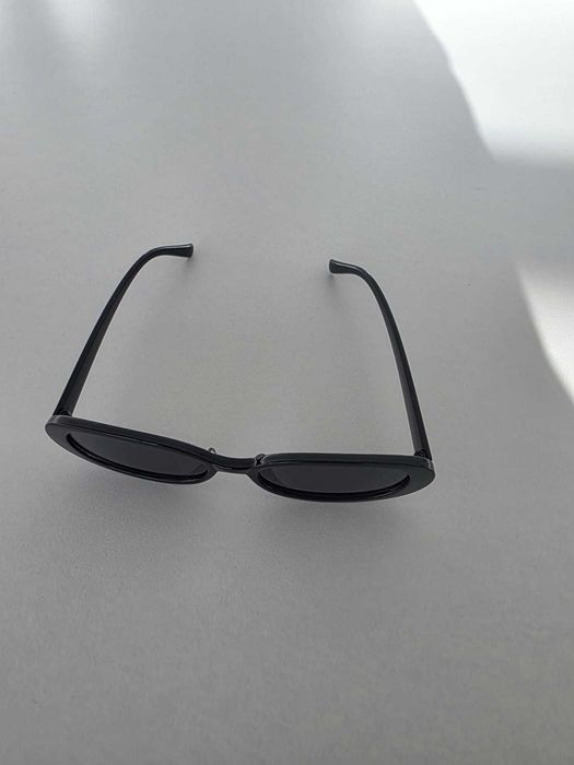 Óculos de Sol Pretos Ovais + Bolsa