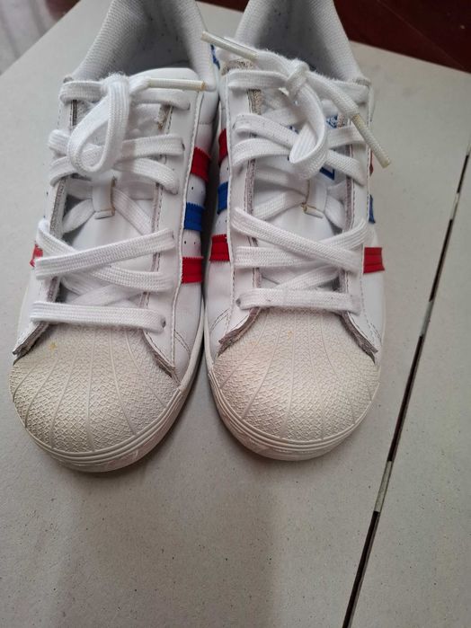 Sapatilhas adidas em bom estado