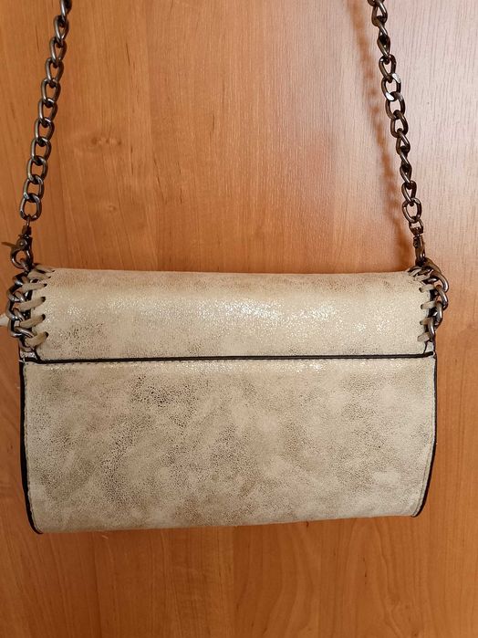Torebka damska listonoszka imitacja zamszu z metalowym łańcuszkiem.