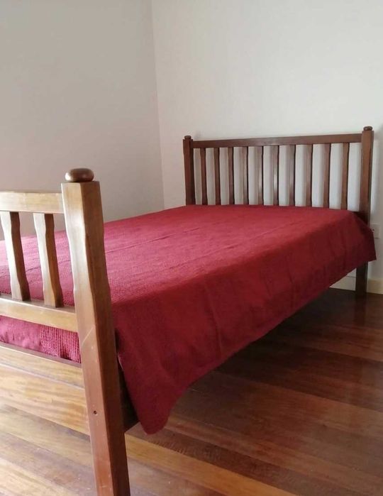 Cama de solteiro antiga em madeira maciça – início séc. XX