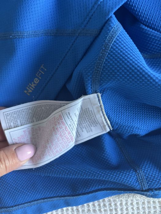 Niebieska kosxulka sportowa nike uniwersalna