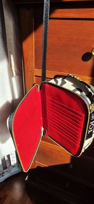 Mala tiracolo em bom estado.