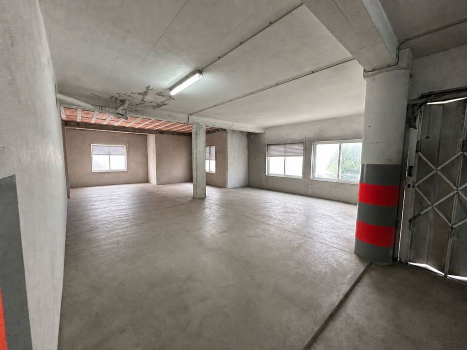 Espaço de armazém com 300 metros