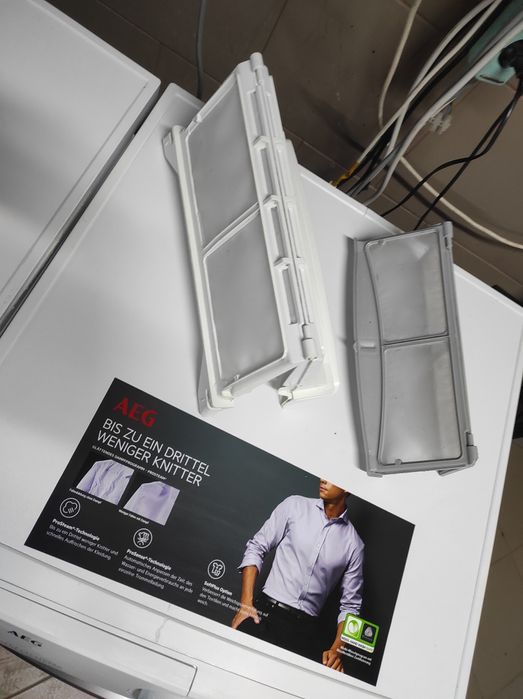 Стиральная сушильная машина AEG.