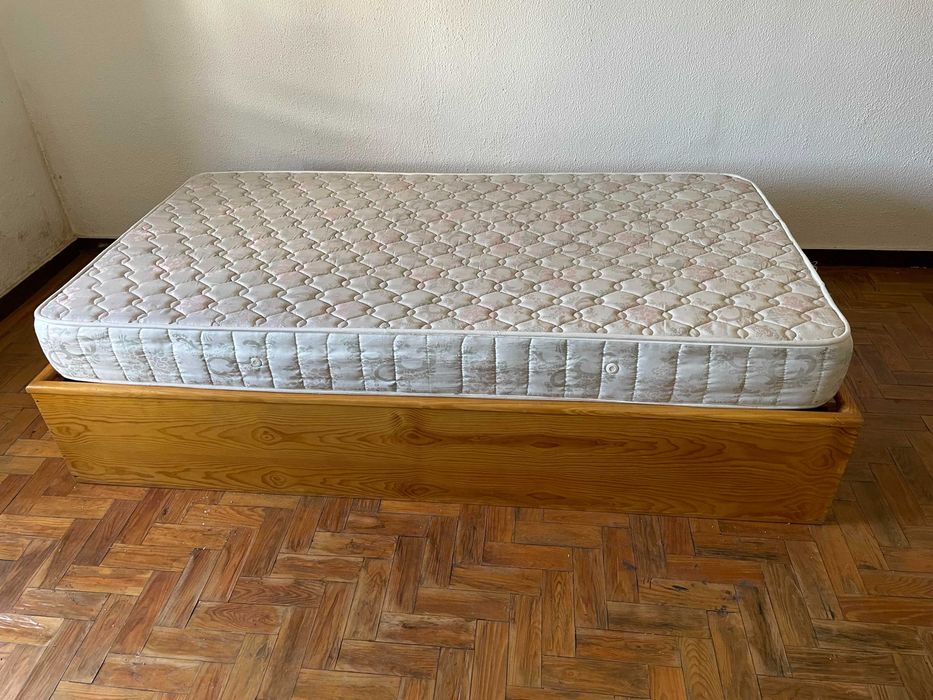 Cama individual em pinho com gavetão 100 x 190