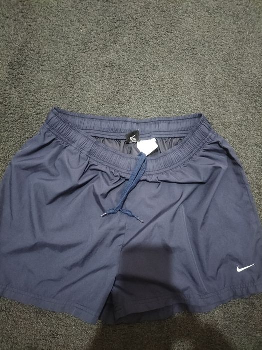 Krutkie spodenki nike