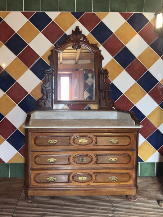 Antiga cómoda em madeira maciça