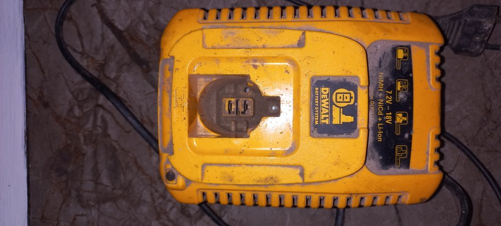 Зарядка DeWalt de9135