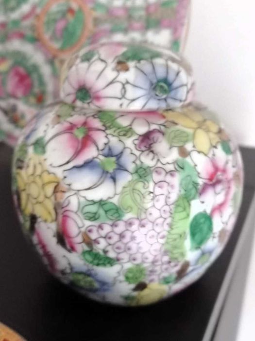 Conjunto de peças de porcelana oriental