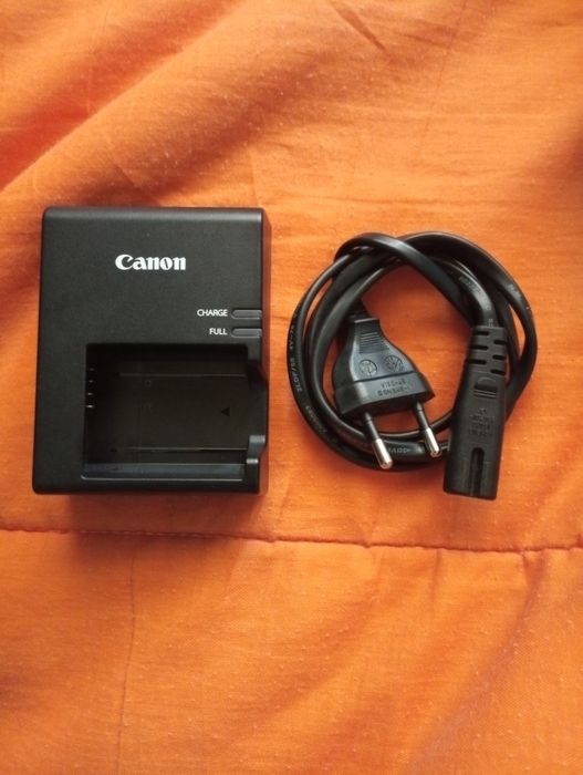 Máquina fotográfica CANON EOS 1200D (Com pouco uso)

INCLUI TAMBÉM:
-