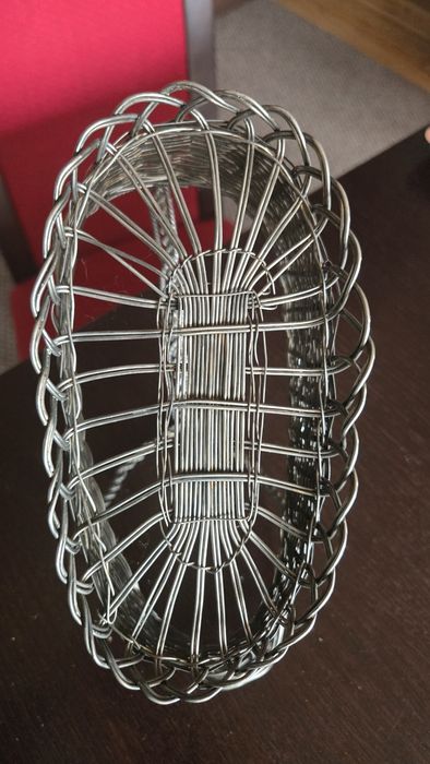 Metalowy koszyczek do serwowania wina