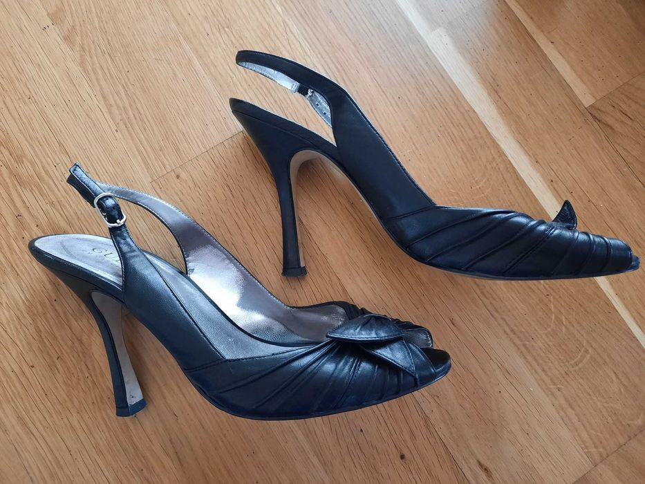 Letnie czarne szpilki Guess