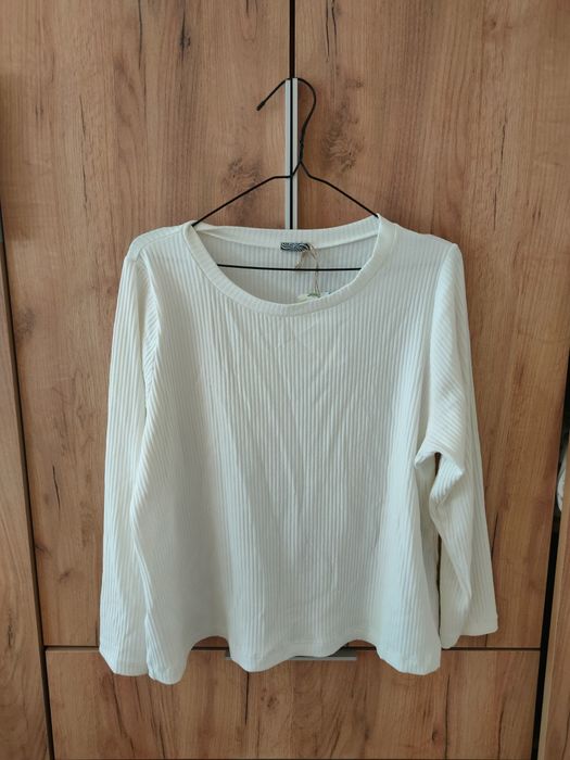Біла кофта типу лонгсліву