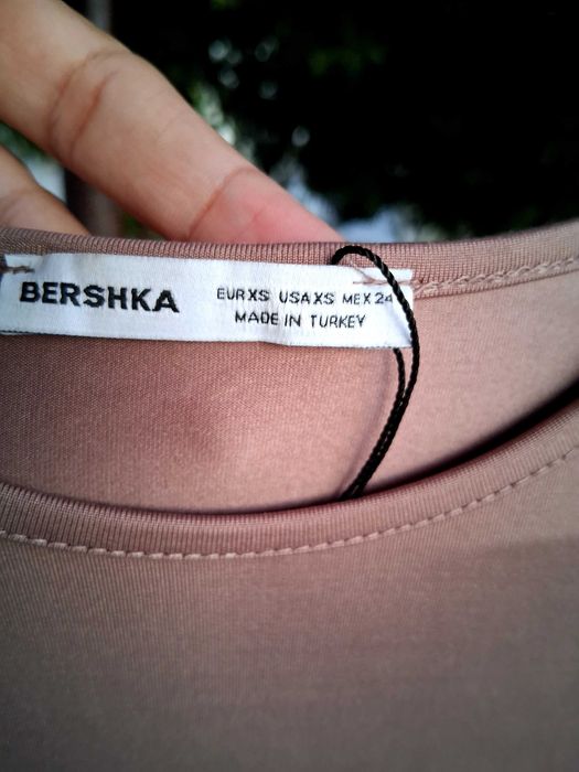 Vestidos Breskha,com colar.