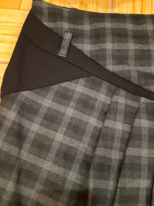 Стильна, нова спідничка в клітиночку