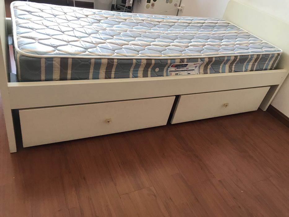 Cama branca com estrado e 2 gavetões