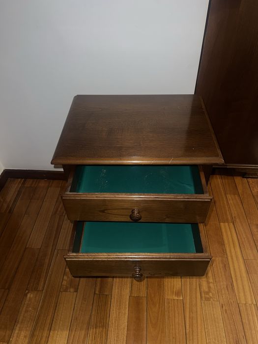 Mesinha cabeceira cerejeira 4 gavetas