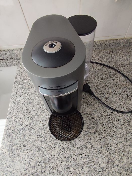 Máquina de café Vertuo Plus (Nespresso)