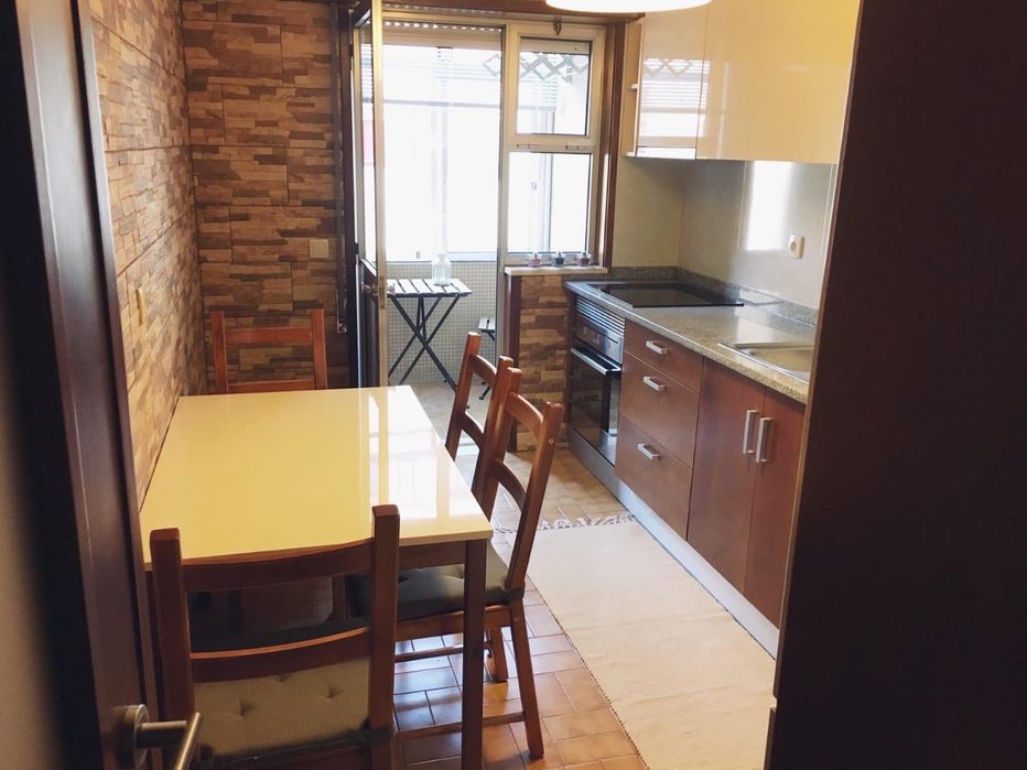 Quarto estudantes perto Metro Marquês