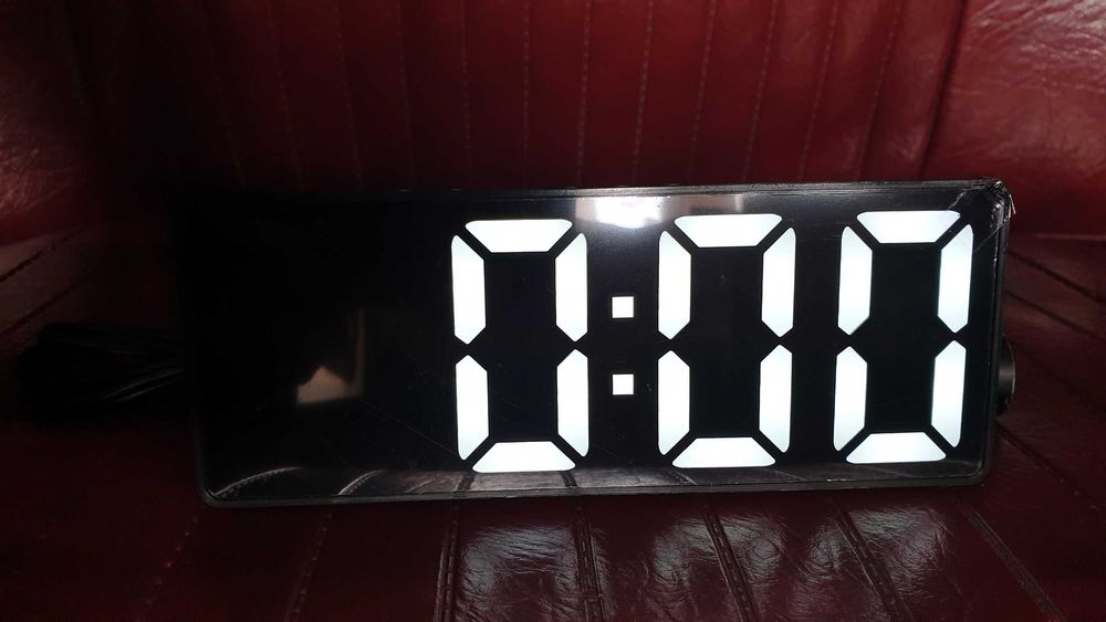 Часы электронные настольные USB чёрные SZ-810, светящиеся цифры
