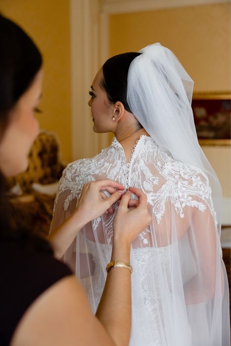 Розкішна весільна сукня