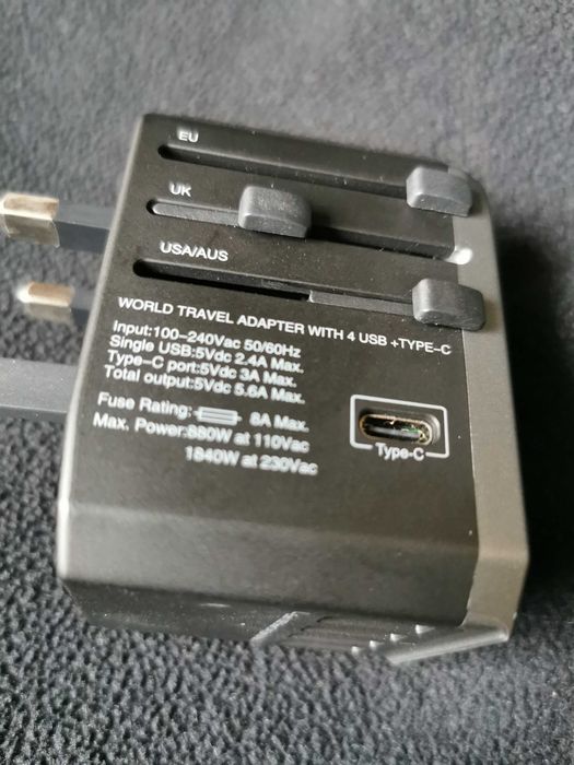 Adapter AC uniwersalny podróżny