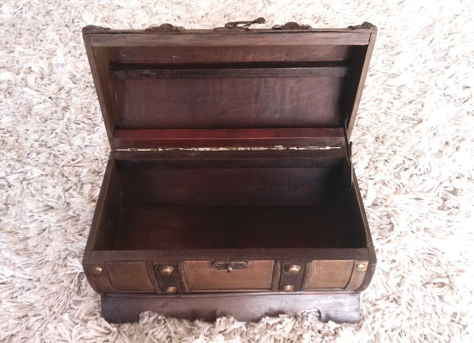 Baú pequeno em madeira