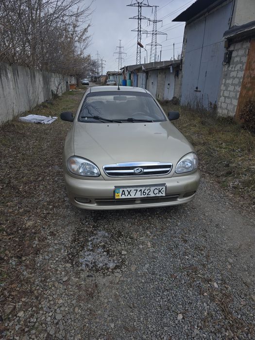 Daewoo Sens 2011 рік випуску.
Технічно в дуже хорошому стані.
Двигун 1.3. Пробіг 111 тис. км. Двигун масло не їсть, не димить. Працює як годинник. КПП теж без нарікань. Кузов, дно, пороги, стакани, лонжерони - все ціле в рідній фарбі. Ходова без питань. Комплектація з гідропідсилювачем і кондиціонером + передні склопідйомники. Два ключі, двостороння сигналізація на хорошій зимовій резині.