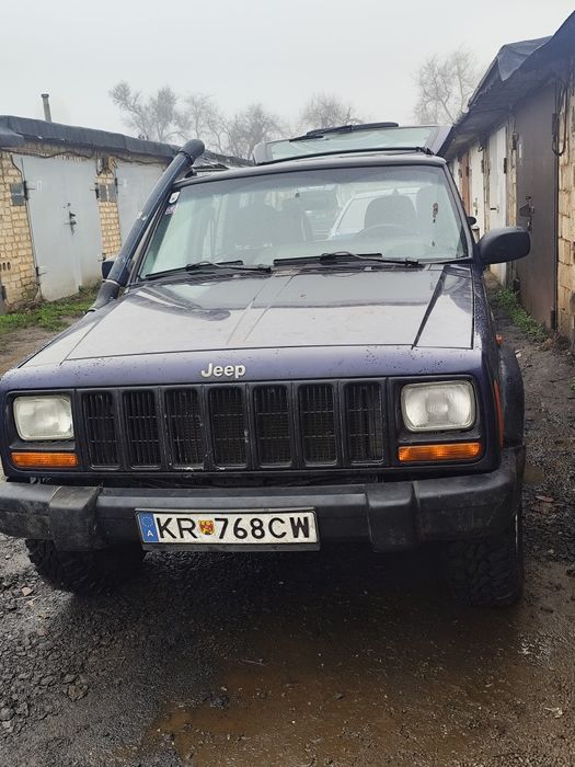 Продам авто джип черокі 2.5 дизель всі питання по телефону