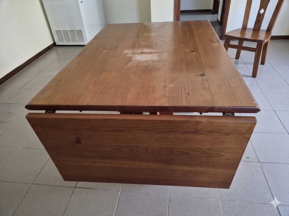 Mobília de Sala de Jantar Completa em Pinho Maciço (Estilo Rústico) – Bom Estado