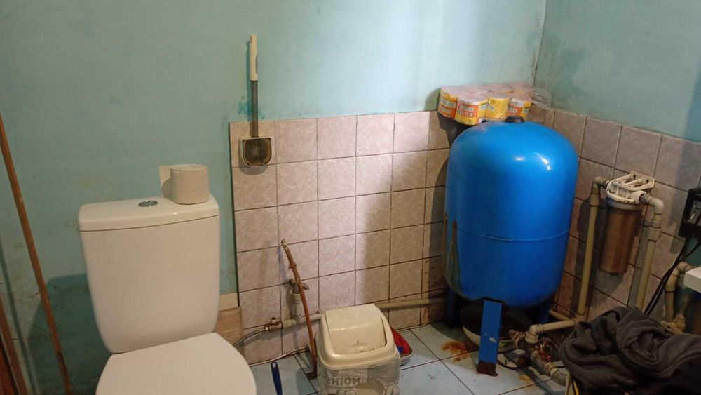 Великий цегляний будинок 1994 року в смт Гребінки