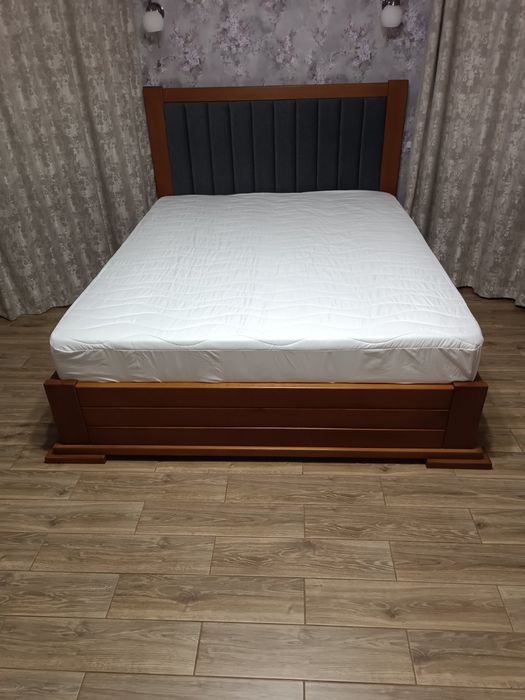 Ліжко з масиву дерева з м'яким узголів'ям