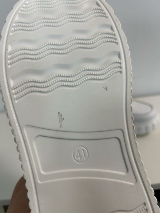 Nowe trampki skórzane