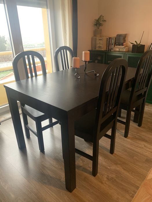 Mesa (140x84 cm) e 4 cadeiras