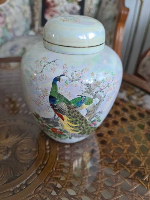 Porcelanowa amfora -pawie .